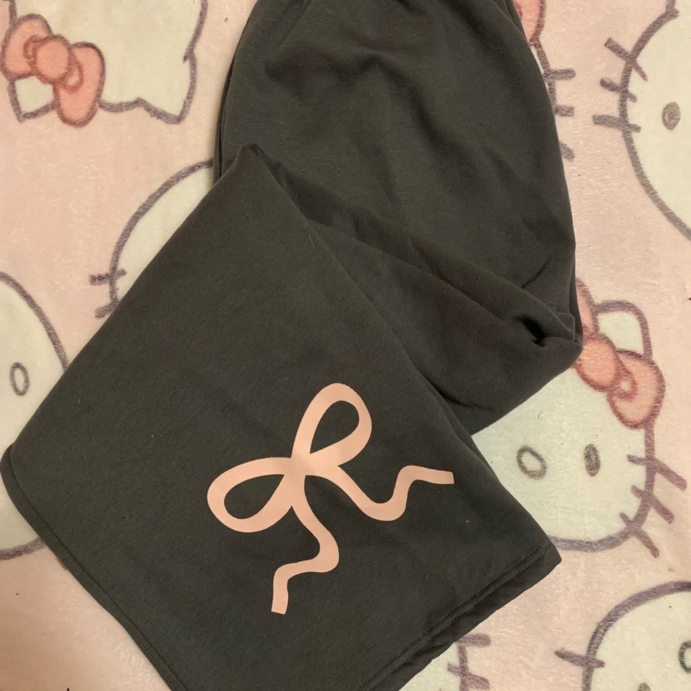 Viral TT Bow Sweats